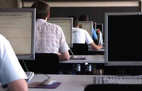 75% dintre studenti romani petrec 3 ore pe zi in fata computerului