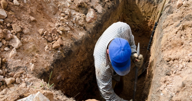 Persoanele care refuză să poarte măști, obligate să sape morminte