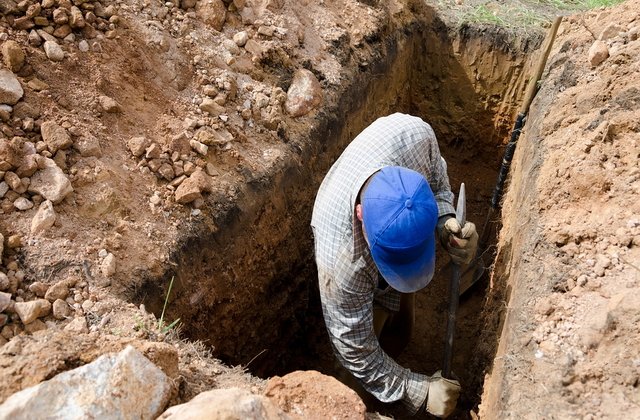 Pedeapsă macabră: Persoanele care refuză să poarte măști, obligate să sape morminte