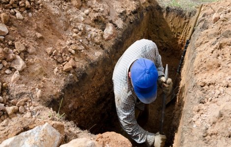 Pedeapsă macabră: Persoanele care refuză să poarte măști, obligate să sape morminte