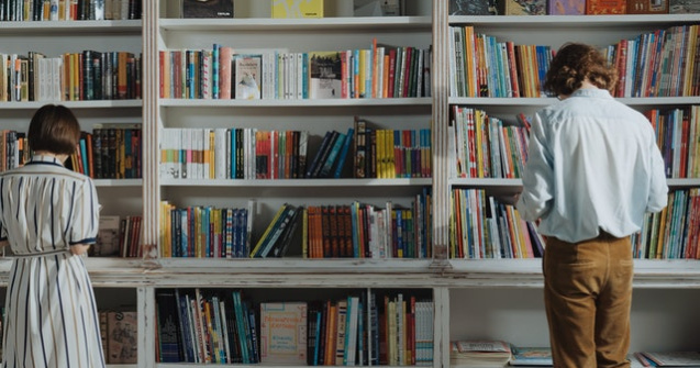 VIDEO Cum funcționează biblioteca umană: în loc de cărți, împrumuți oameni