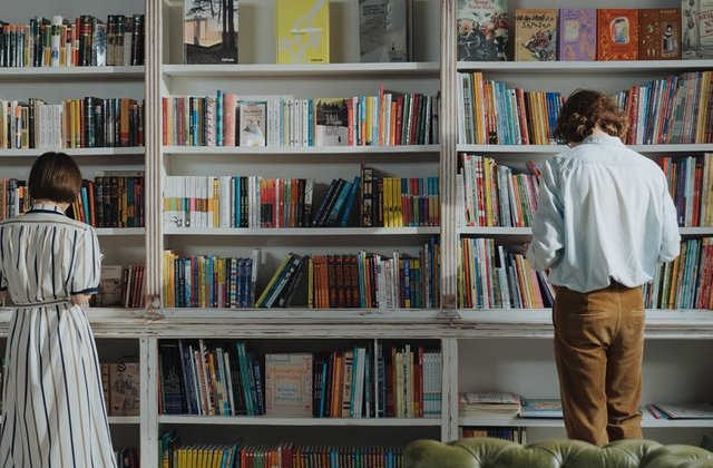 VIDEO Cum funcționează biblioteca umană: în loc de cărți, împrumuți oameni