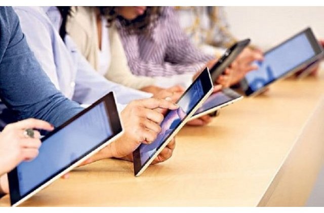 Primăria Sectorului 1 împarte tablele preșcolarilor și educatorilor pentru activitatea online