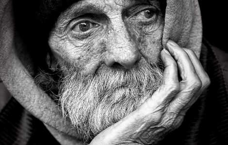 Bătrân rămas singur a pus un mesaj în geamul casei. Ce îi roagă pe trecători