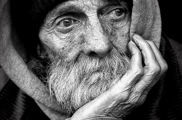 Bătr&acirc;n de 75 de ani rămas singur a pus un mesaj &icirc;n geamul casei. Ce &icirc;i roagă pe trecători