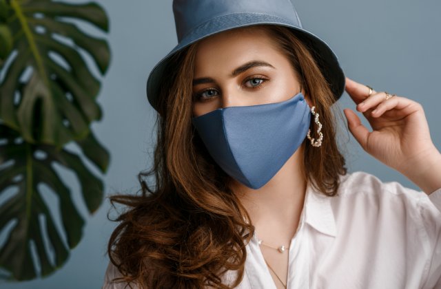 NU îți vei murdări masca de protecție: 6 trucuri pentru un machiaj rezistent