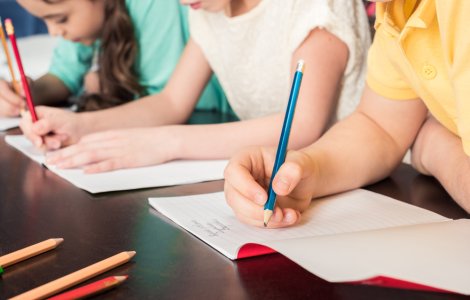 Școala în secolul XXI: Elevii primesc temele în plic, cu microbuzul, pentru că nu au rețea de internet