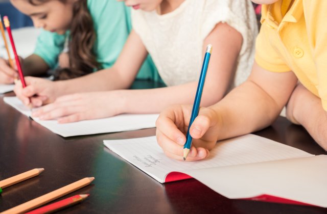 Școala în secolul XXI: Elevii primesc temele în plic, cu microbuzul, pentru că nu au rețea de internet