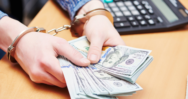 Bărbat, arestat după ce a șantajat o femeie cu poze indecente ale acesteia