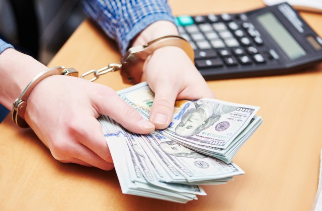 Un bărbat a fost arestat după ce a șantajat o femeie cu publicarea unor poze indecente