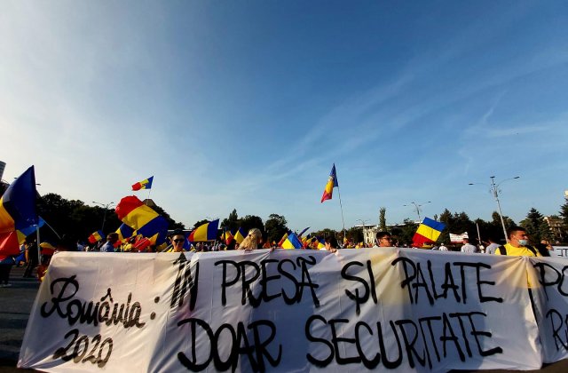 Proteste în Piața Victoriei și Piața Universității. Manifestanţii cer "revenirea la dreptul de protest"