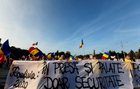 Proteste în Piața Victoriei și Piața Universității. Manifestanţii cer "revenirea la dreptul de protest"