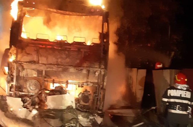 Un autobuz parcat în faţa unui atelier de vopsitorie a ars într-un incendiu