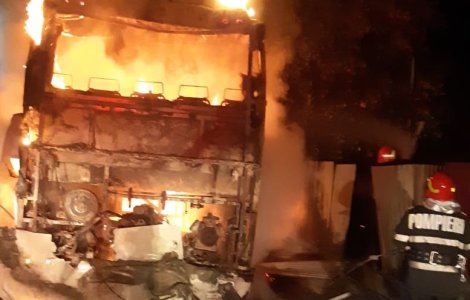 Un autobuz parcat în faţa unui atelier de vopsitorie a ars într-un incendiu