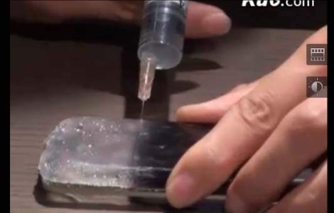  Video  Experiment sadic: Cum sa-ti transformi telefonul in acvariu