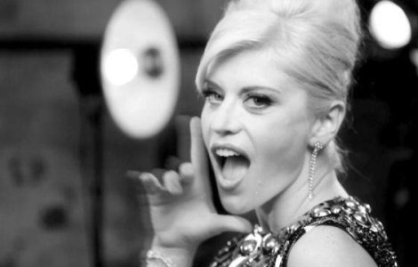 Cum face Loredana bani din vodca?