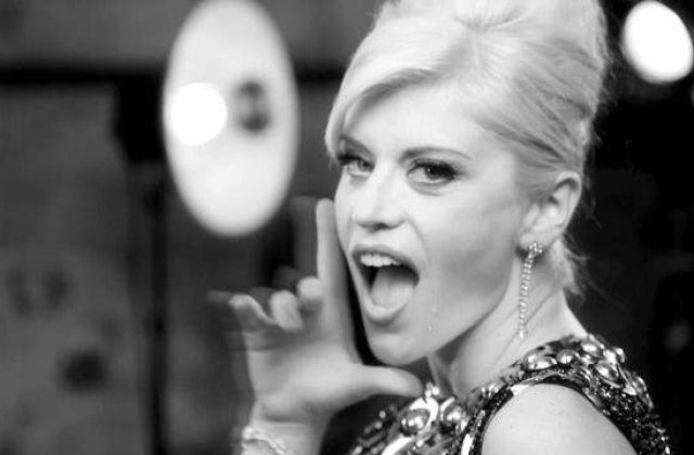 Cum face Loredana bani din vodca?