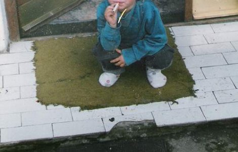 Copiii romani incearca tigara de la 6 ani