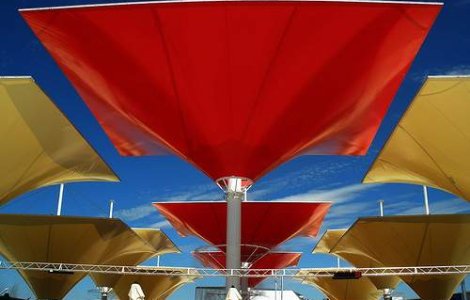 Expo City Switch: Vrei sa te uiti pe geamul unui container?