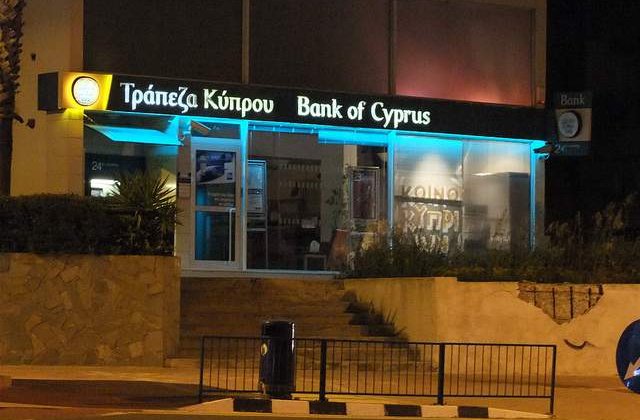 Bancile cipriote sunt deschise azi doar pentru sase ore. Cozi uriase la bancomate!