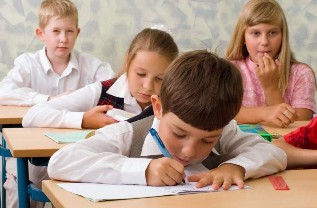 Ministrul Educatiei cere ca la unele materii sa nu se mai acorde note