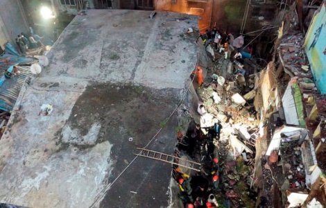 Cel puțin 10 persoane au murit după prăbușirea unei clădiri rezidențiale