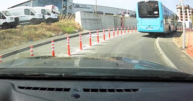 VIDEO Pasajul Ciurel - un eșec! Autobuzele sunt nevoite să urce pe trotuar