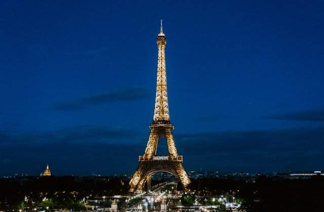 Turnul Eiffel a fost evacuat &icirc;n urma unei amenințări de atac cu bombă