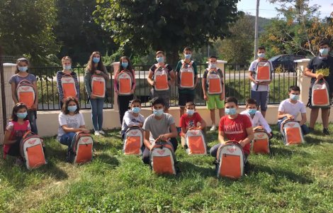 Ghiozdane echipate cu rechizite școlare au fost distribuite elevilor din toate regiunile țării