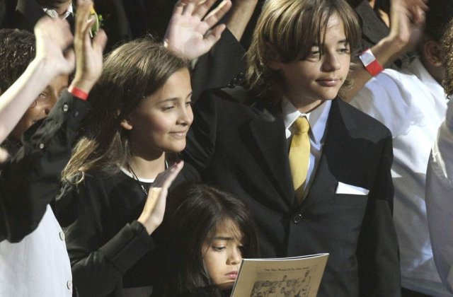 Copiii lui Michael Jackson, implicati intr-un accident de masina