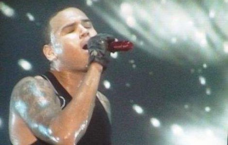 Chris Brown pleaca in turneu