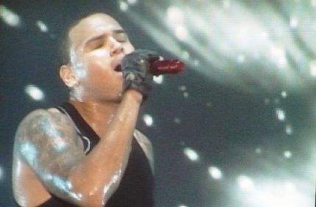 Chris Brown pleaca in turneu