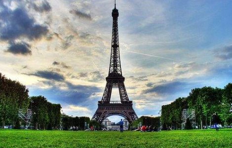 Turnul Eiffel a implinit 120 de ani