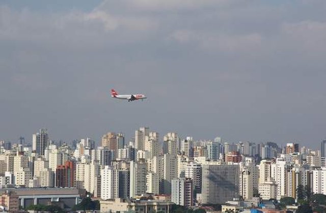 [VIDEO] Pilotii unui avion s-au luat cu vorba si au uitat sa aterizeze