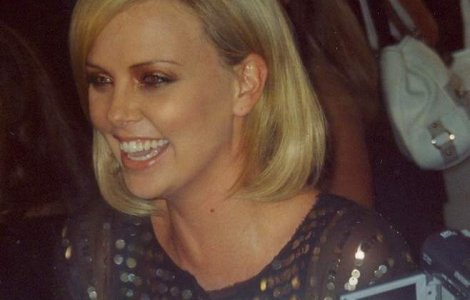 VIDEO: Charlize Theron s-a sarutat cu o femeie pentru 140.000 dolari