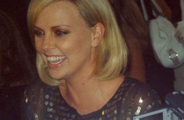VIDEO: Charlize Theron s-a sarutat cu o femeie pentru 140.000 dolari
