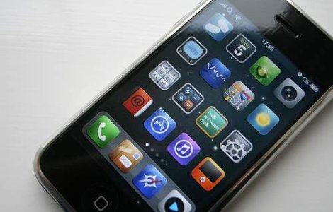 Pamantul, observat de pe ecranul telefonului mobil