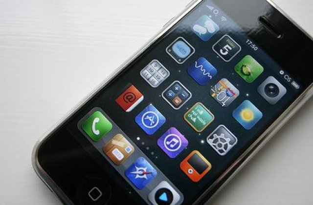 Pamantul, observat de pe ecranul telefonului mobil