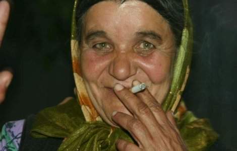 Romani de etnie roma suspectati de proxenetism, judecati in Franta