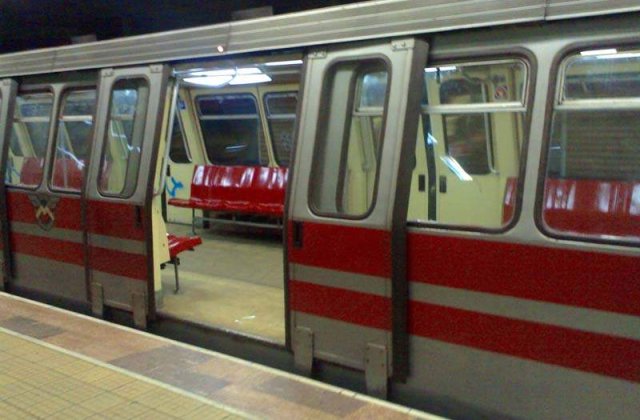 Bucurestenii care merg cu metroul isi pot plati calatoriile prin SMS