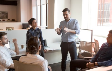 Un român din trei și-ar vota șeful dacă ar candida pentru funcția de primar