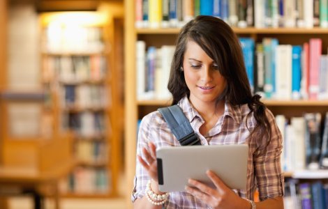 Studenții cu burse sociale vor primi și ei tablete achiziționate de Guvern