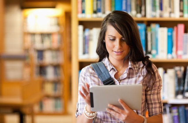 Studenții cu burse sociale vor primi și ei tablete. Orban: „Decontăm din fonduri europene”