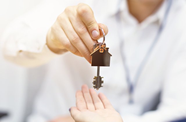 Țeapă de peste 1 milion de euro în Craiova! Zeci de persoane au fost victime ale unor escroci care le-ar fi vândut aceeași locuință