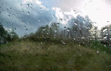 Prognoză meteo specială pentru București. Ploi torențiale cu grindină și fulgere, până în dimineața alegerilor