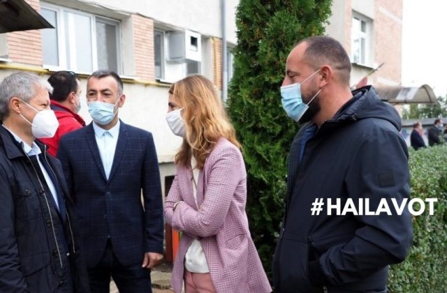 Doi tineri au călătorit 1.900 de kilometri cu mașina, de la Paris la Zalău, ca să voteze