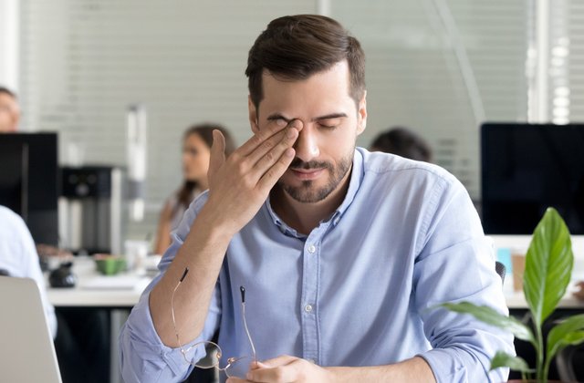 Cum îți dai seama că ai nevoie de ochelari: 5 indicii că ai probleme cu vederea