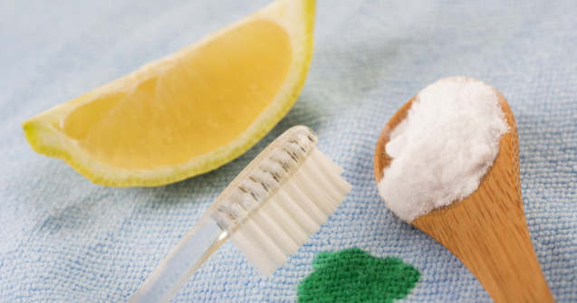  Top  7 metode pentru a elimina petele lăsate de antiperspirante