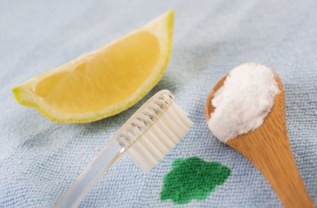 7 metode pentru a elimina petele lăsate de antiperspirante