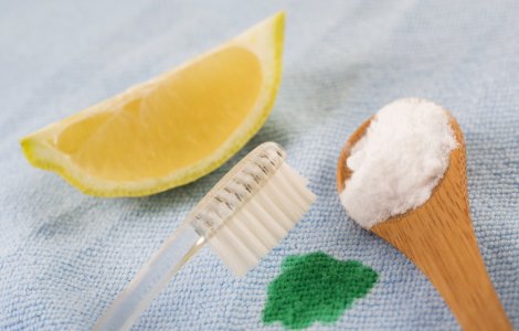  Top  7 metode pentru a elimina petele lăsate de antiperspirante